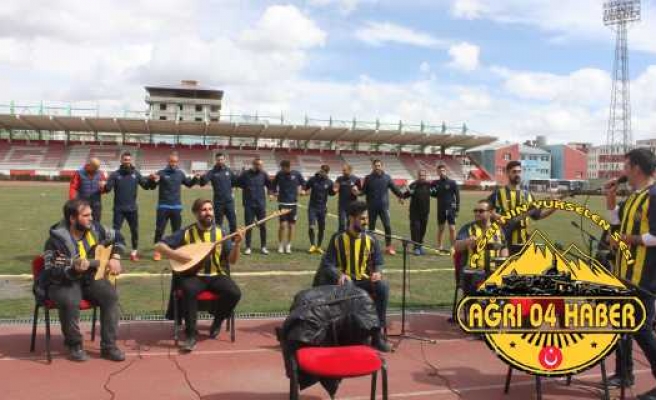 Ağrı Spor Halaylarla