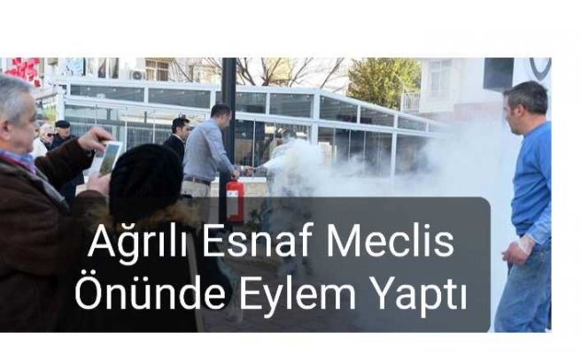 Ağrılı Esnaf Kendini Yakmaya Kalktı