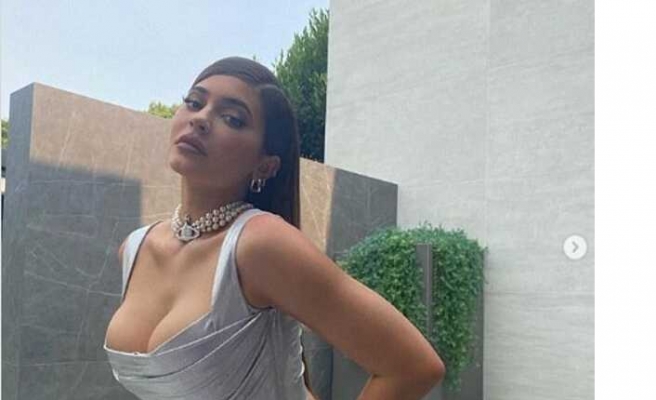 Kylie Jenner Gögüs Dekolteli Pozları ile Gündem oldu