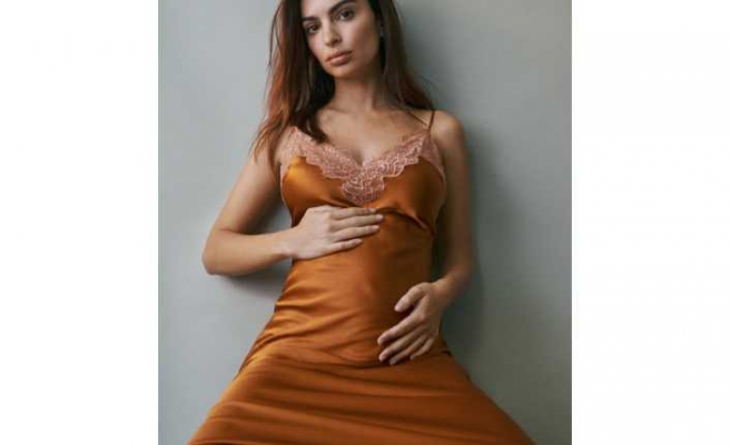 Emily Ratajkowski bebek beklediğini açıkladı.