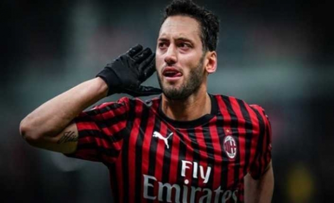 Galatasaray ile  Anılan Hakan Çalhanoğlu Milan da Kalacak