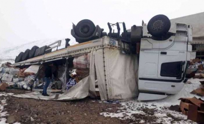 Ağrı yolunda devrilen tırda şoför şans eseri hayatta kaldı