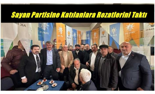 Savcı Sayan Partisine Katılanların Rozetlerini Taktı