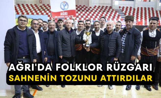 Ağrı'da Folklor Rüzgarı Sahnenin Tozunu Attırdılar