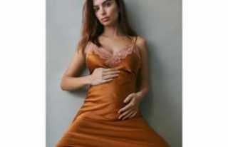 Emily Ratajkowski bebek beklediğini açıkladı.