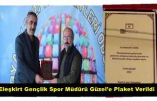 Eleşkirt Gençlik Spor Müdürü Güzel’e Plaket...